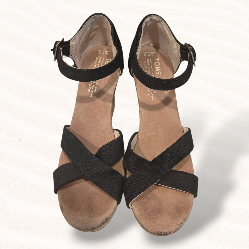 The TOMS Women's Wedges Sandals in black with a size 7.5 are stylish and comfort